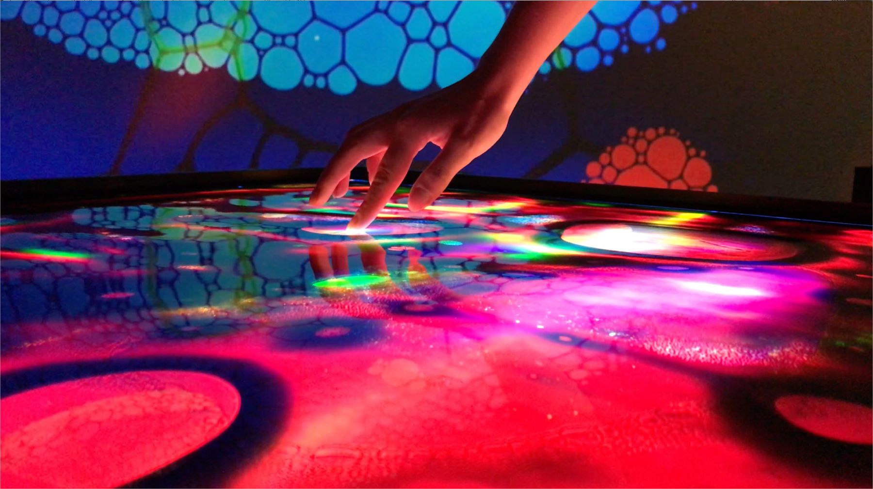 الألوان .. لغة الضوء والأسرار الكونية