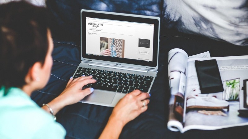 From Library Shelves to a Draft: Visual Blogging with a Hobbyist