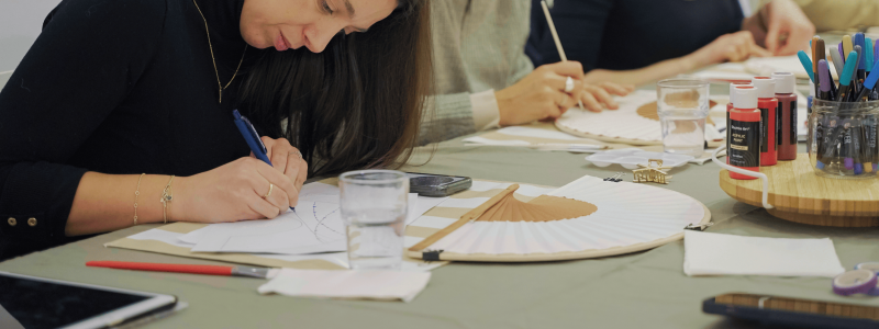 الأبانيكو: فن الرسم على المراوح الإسبانية التقليدية