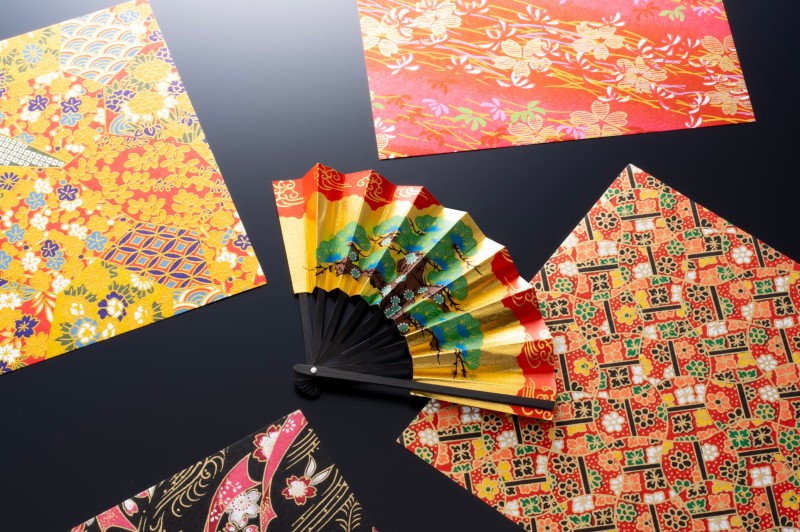 صناعة مروحة يابانية تقليدية قابلة للطي