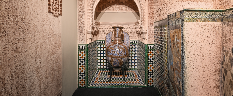 زخرفة مزهريات الحمراء